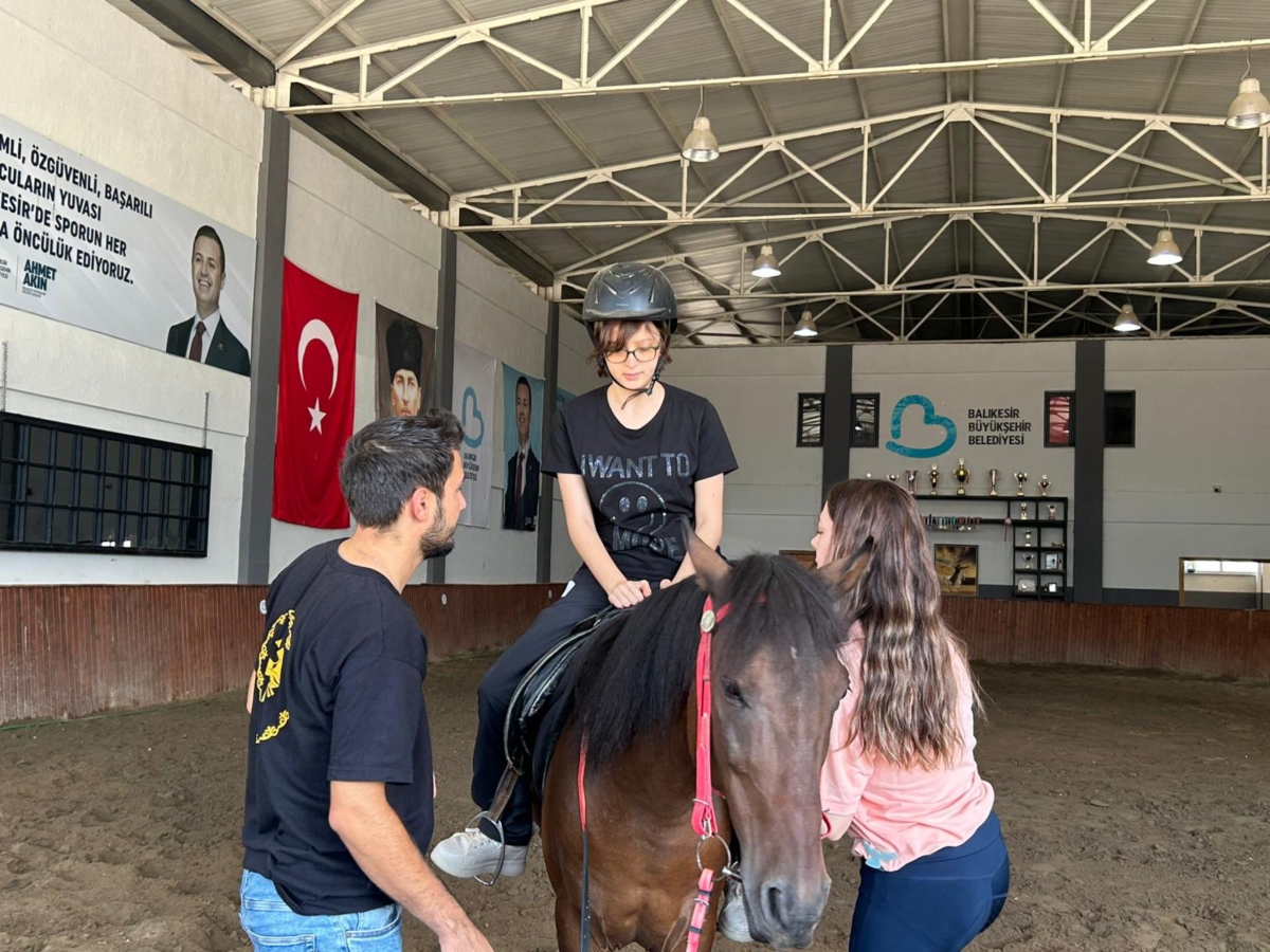 Büyükşehir 65 özel bireyi hipoterapiyle buluşturdu